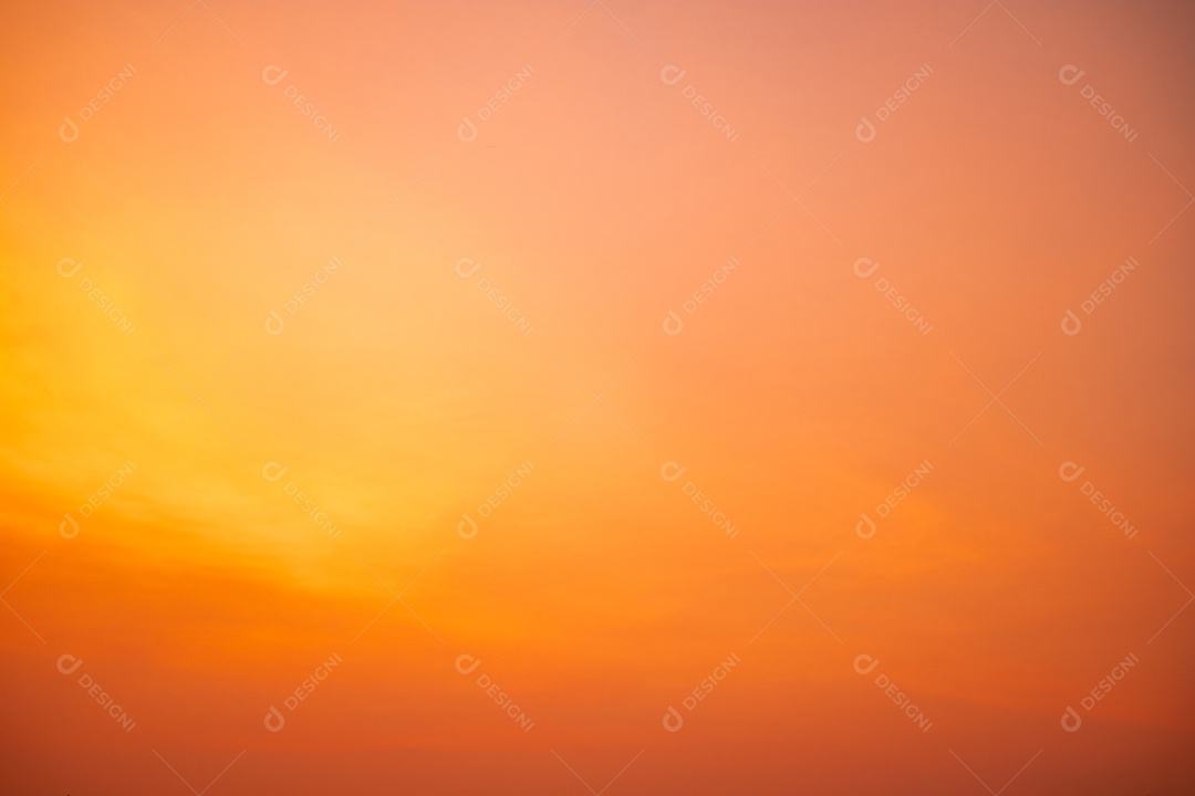 lindas e luxuosas nuvens de ouro laranja com gradiente suave e luz solar no céu azul perfeito para o fundo