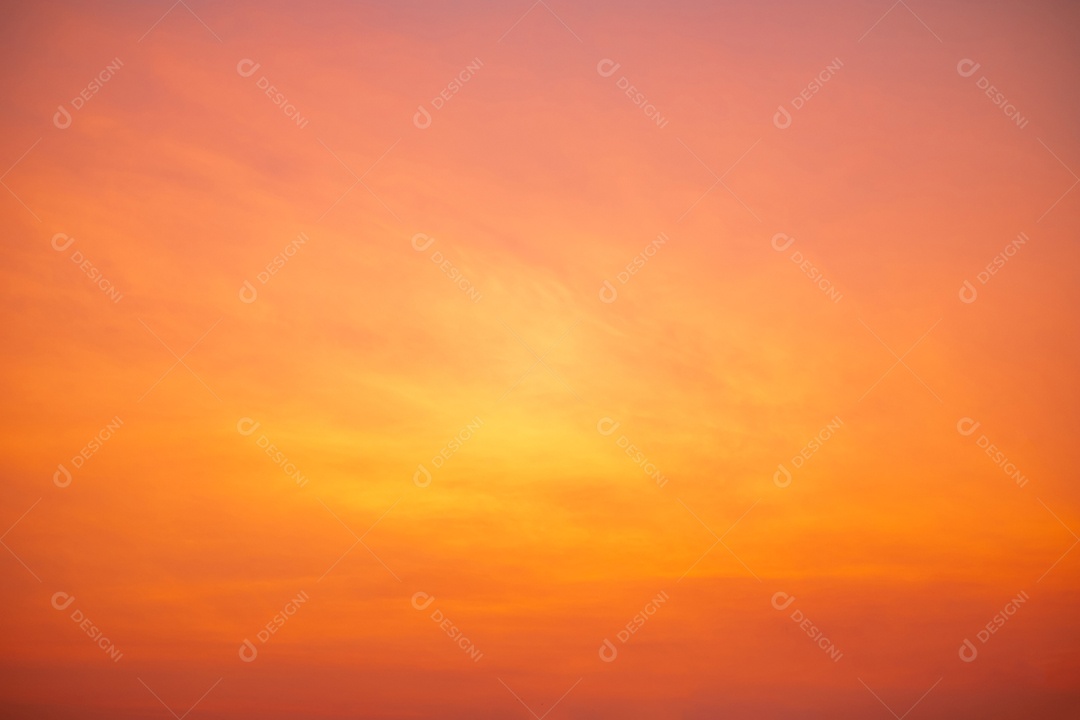 lindas e luxuosas nuvens de ouro laranja com gradiente suave e luz solar no céu azul perfeito para o fundo