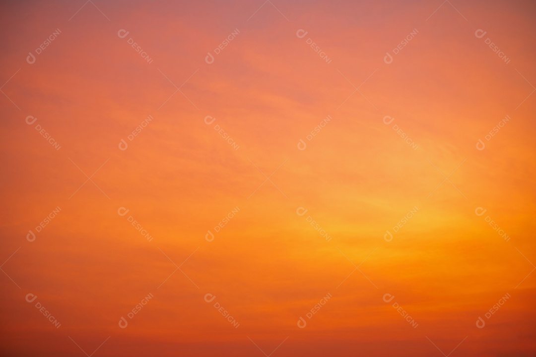 lindas e luxuosas nuvens de ouro laranja com gradiente suave e luz solar no céu azul perfeito para o fundo