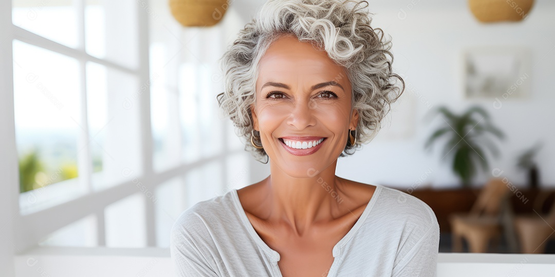 Sorrindo e elegante mulher de meia-idade transmitindo felicidade e saúde para a longevidade da geração futura