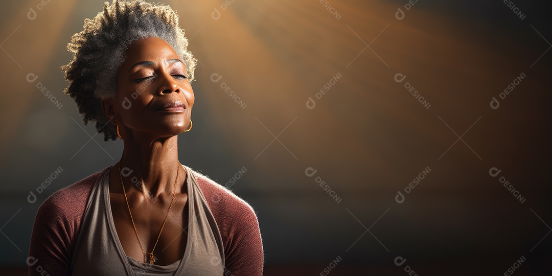 Uma mulher elegante mais velha, madura e amigável meditando e fazendo ioga com comportamento calmo e sereno