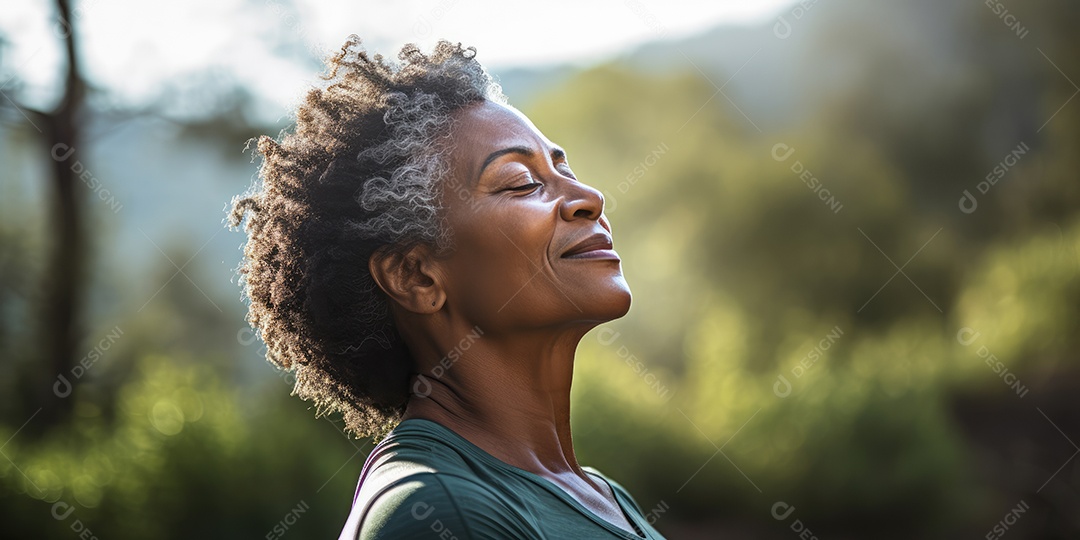 Uma mulher elegante mais velha, madura e amigável meditando e fazendo ioga com comportamento calmo e sereno