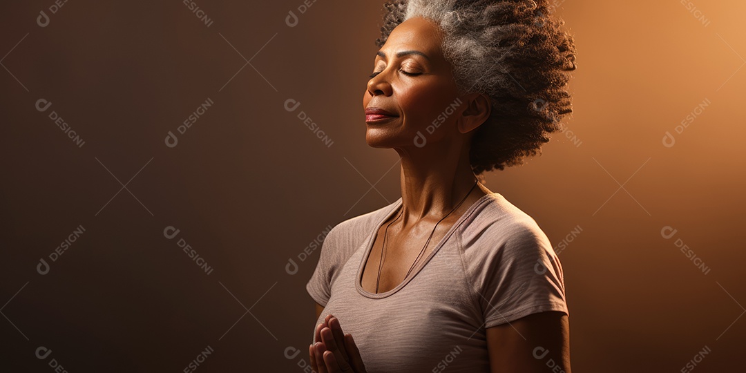 Uma mulher elegante mais velha, madura e amigável meditando e fazendo ioga com comportamento calmo e sereno