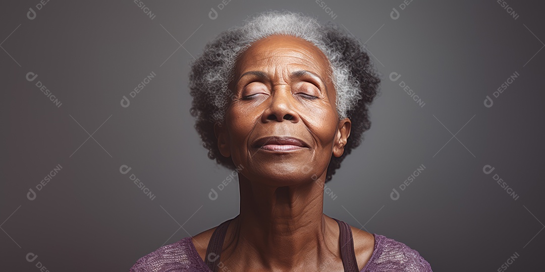 Uma mulher elegante mais velha, madura e amigável meditando e fazendo ioga com comportamento calmo e sereno