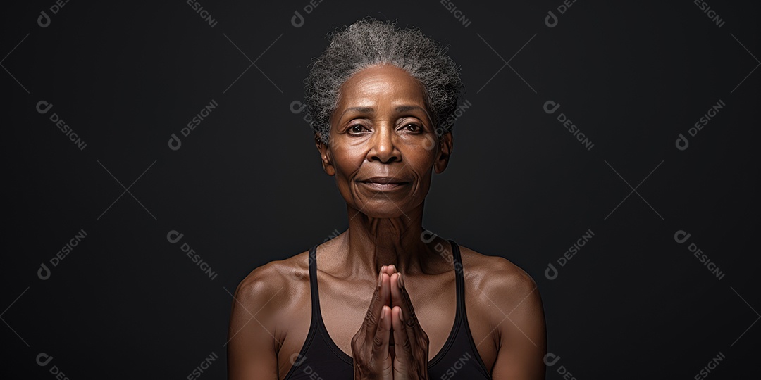 Uma mulher elegante mais velha, madura e amigável meditando e fazendo ioga com comportamento calmo e sereno