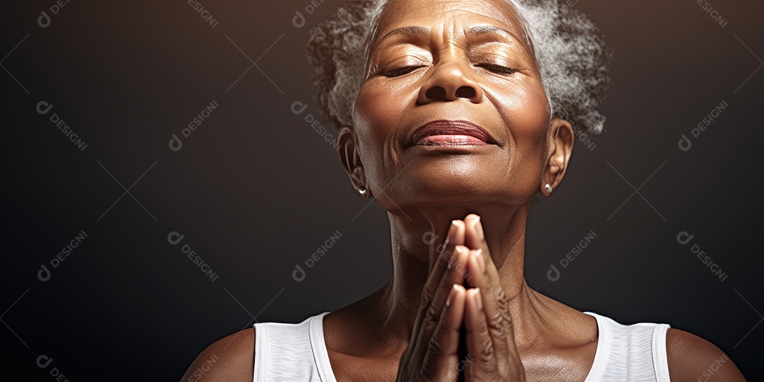 Uma mulher elegante mais velha, madura e amigável meditando e fazendo ioga com comportamento calmo e sereno