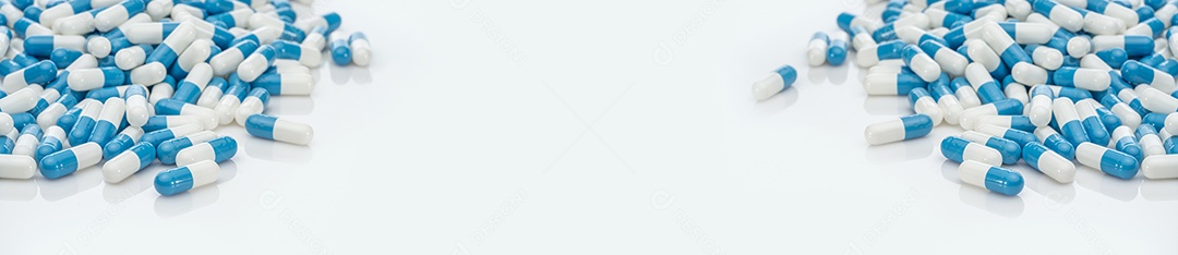 Comprimidos de cápsulas de antibióticos em fundo branco