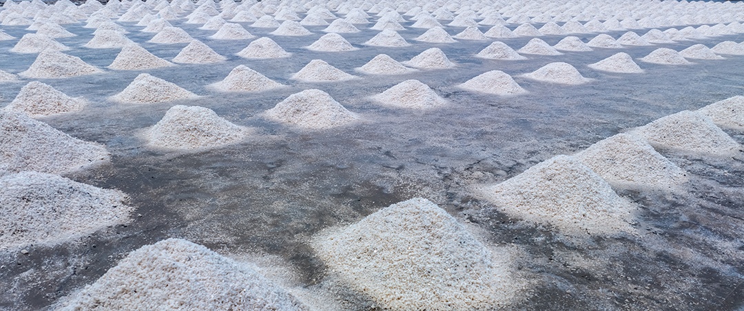 Fazenda de sal marinho pilha de sal de salmoura