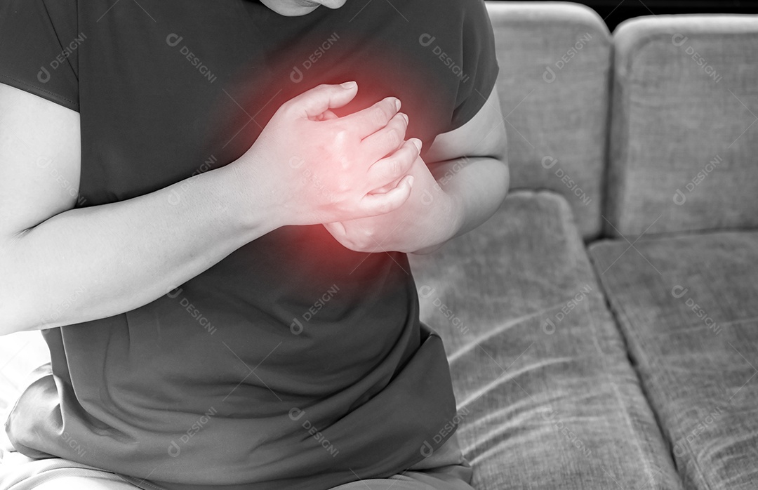 mulheres que sofrem de dor no peito, tendo ataque cardíaco