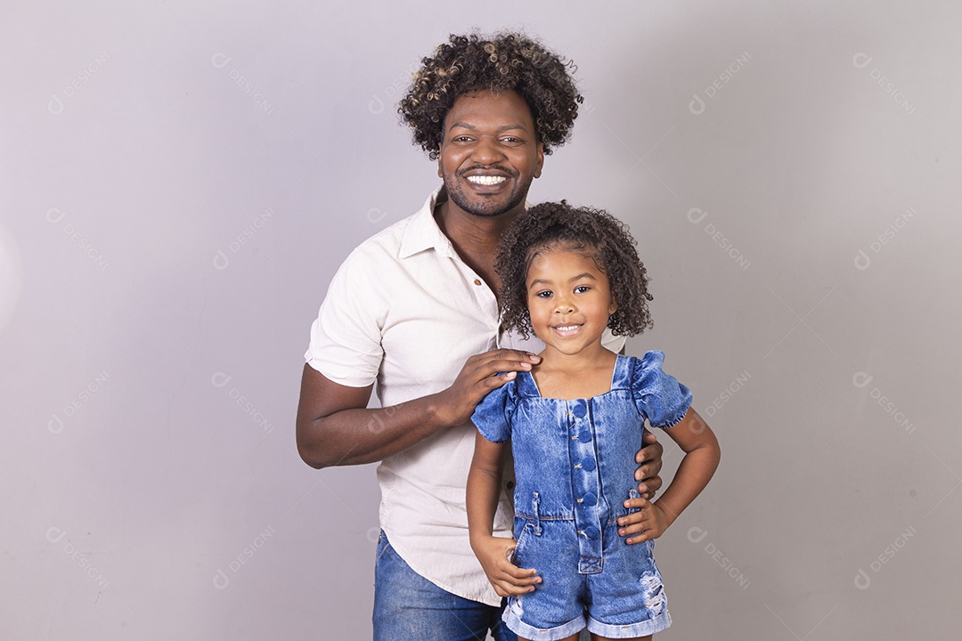 Pai e filha sorridentes