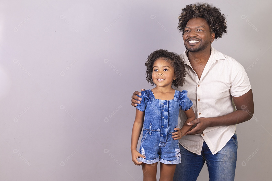 Pai e filha sorridentes