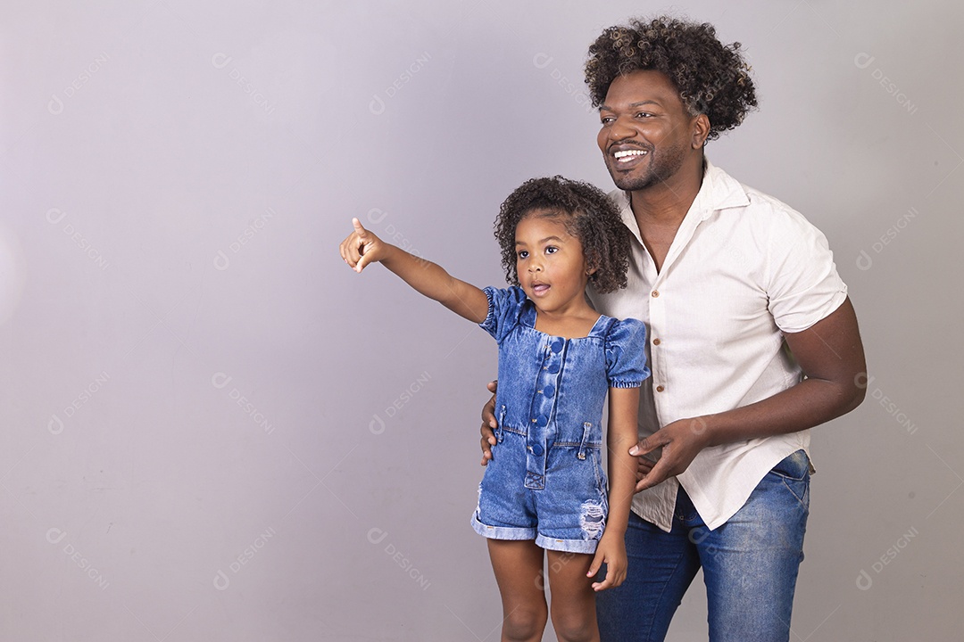 Pai e filha sorridentes