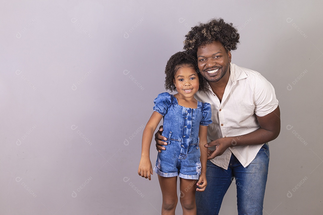 Pai e filha sorridentes