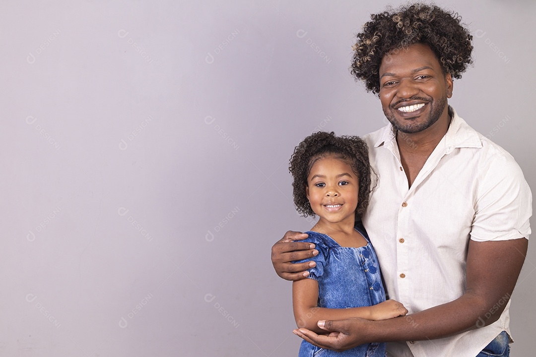 Pai e filha sorridentes