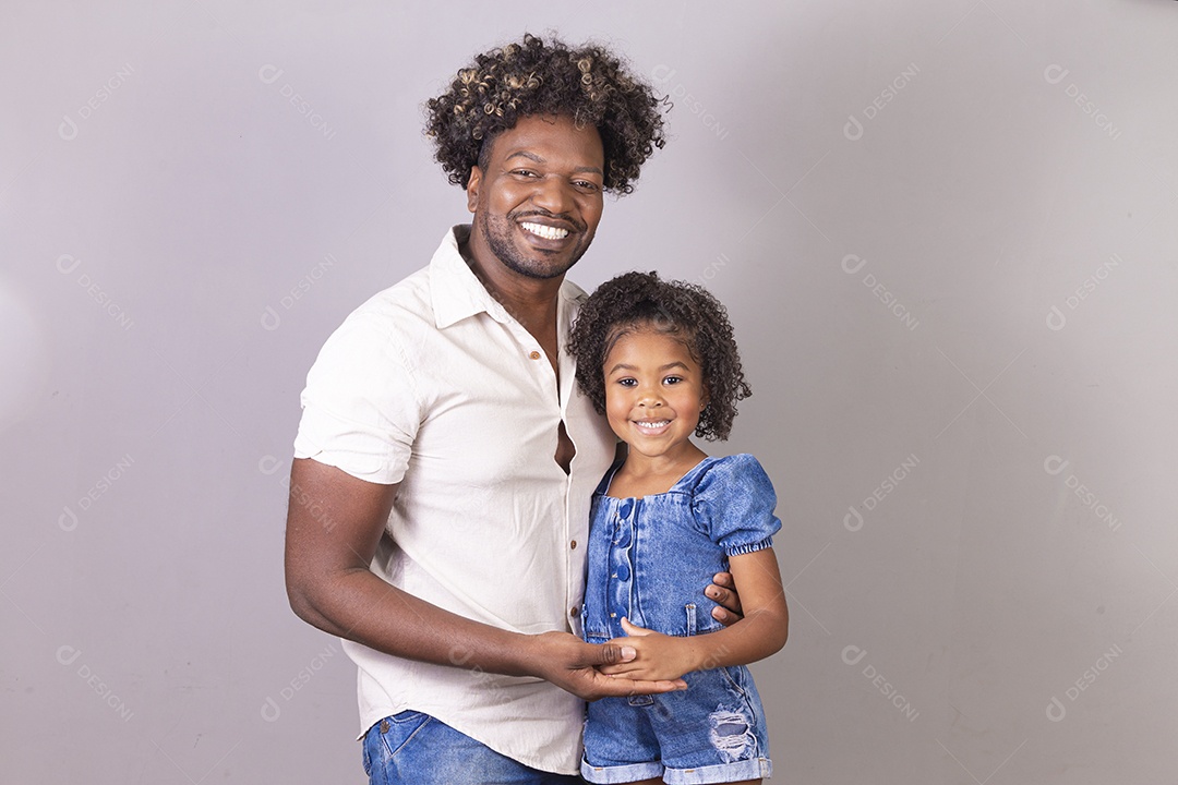 Pai e filha sorridentes