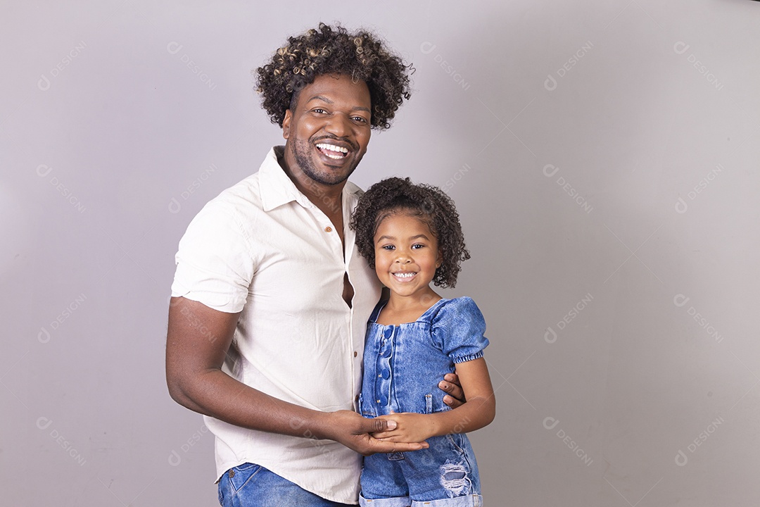 Pai e filha sorridentes