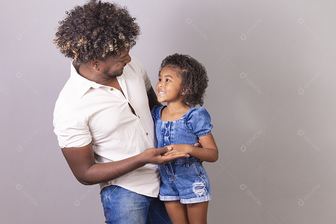 Pai e filha sorridentes