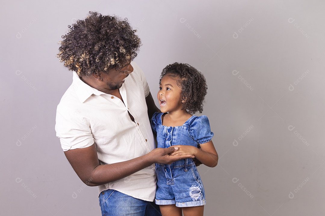 Pai e filha sorridentes