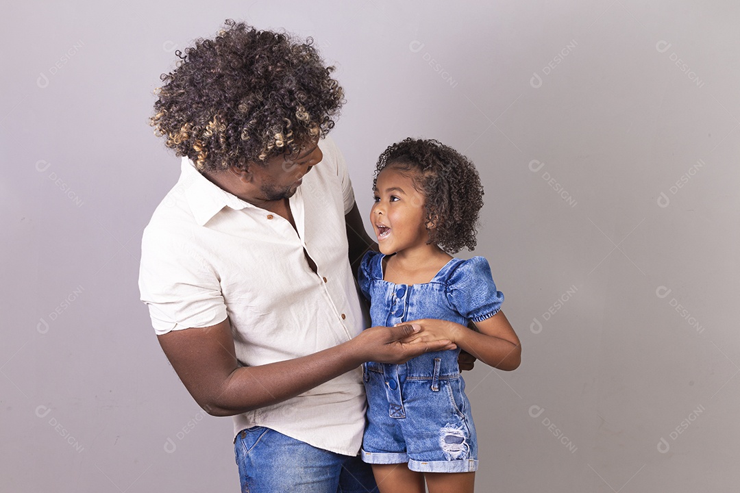 Pai e filha sorridentes