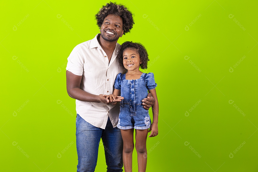Pai e filha sorridentes em fundo verde