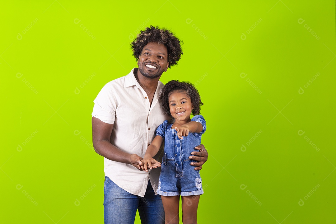 Pai e filha felizes em fundo verde