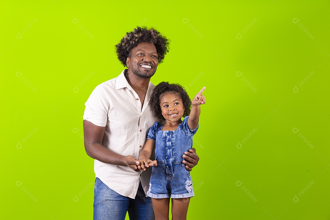 Pai e filha felizes em fundo verde
