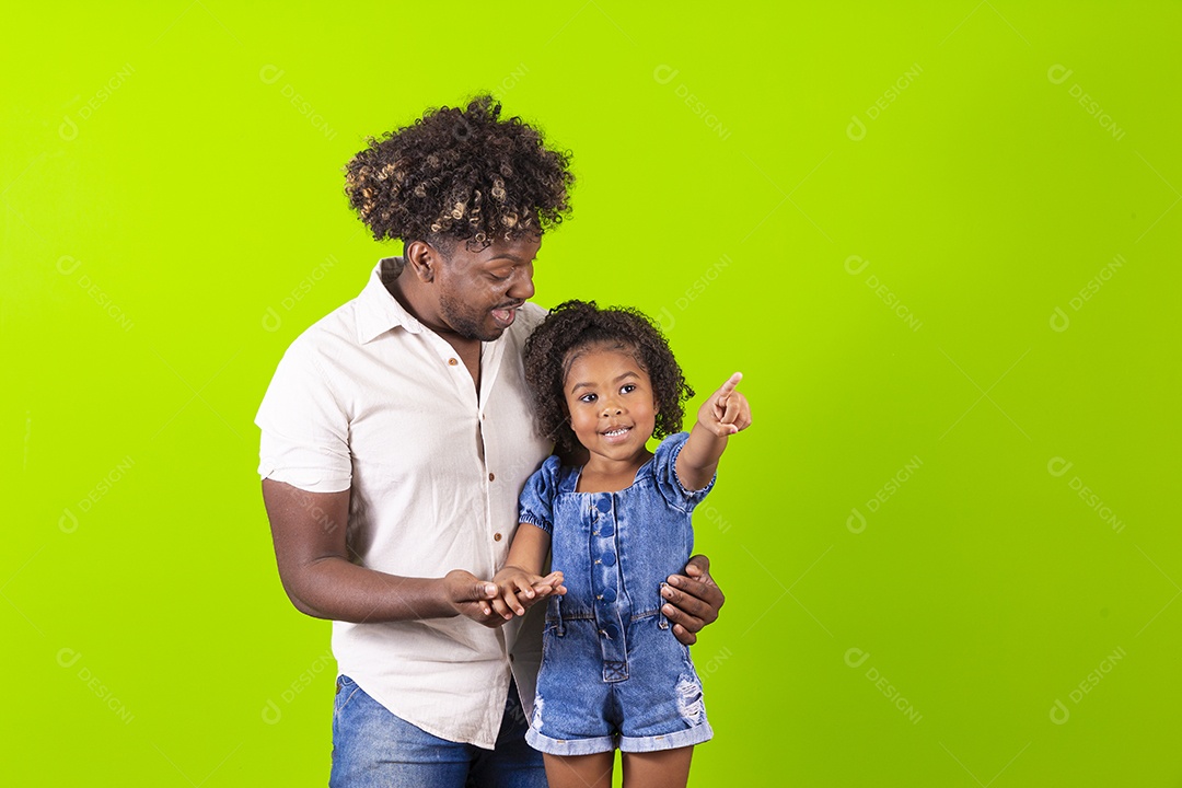 Pai e filha felizes em fundo verde