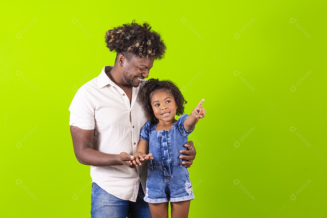 Pai e filha felizes em fundo verde