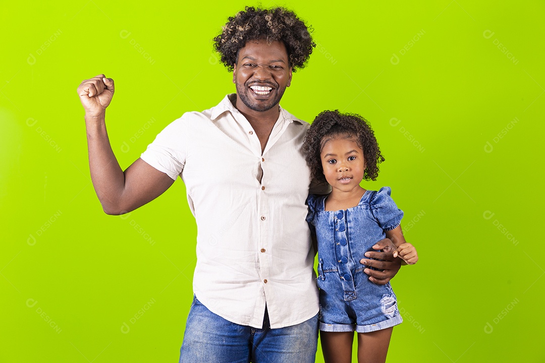 Pai e filha felizes em fundo verde