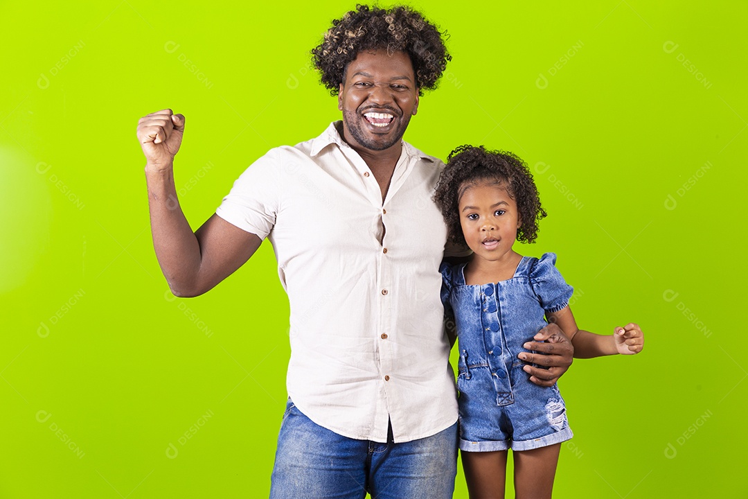 Pai e filha felizes em fundo verde