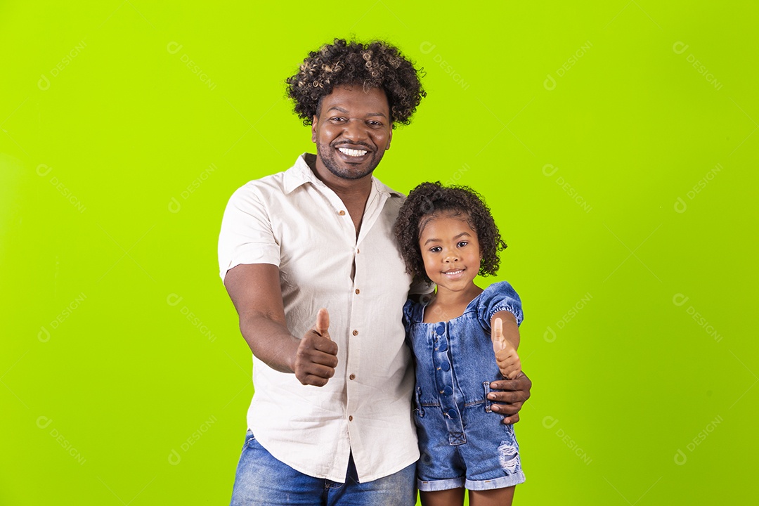 Pai e filha felizes em fundo verde
