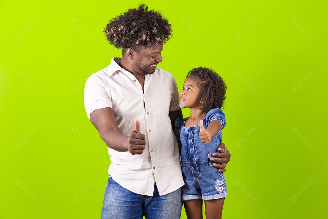 Pai e filha felizes em fundo verde