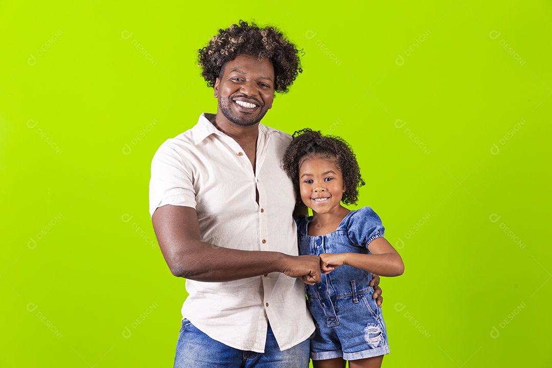 Pai e filha felizes em fundo verde