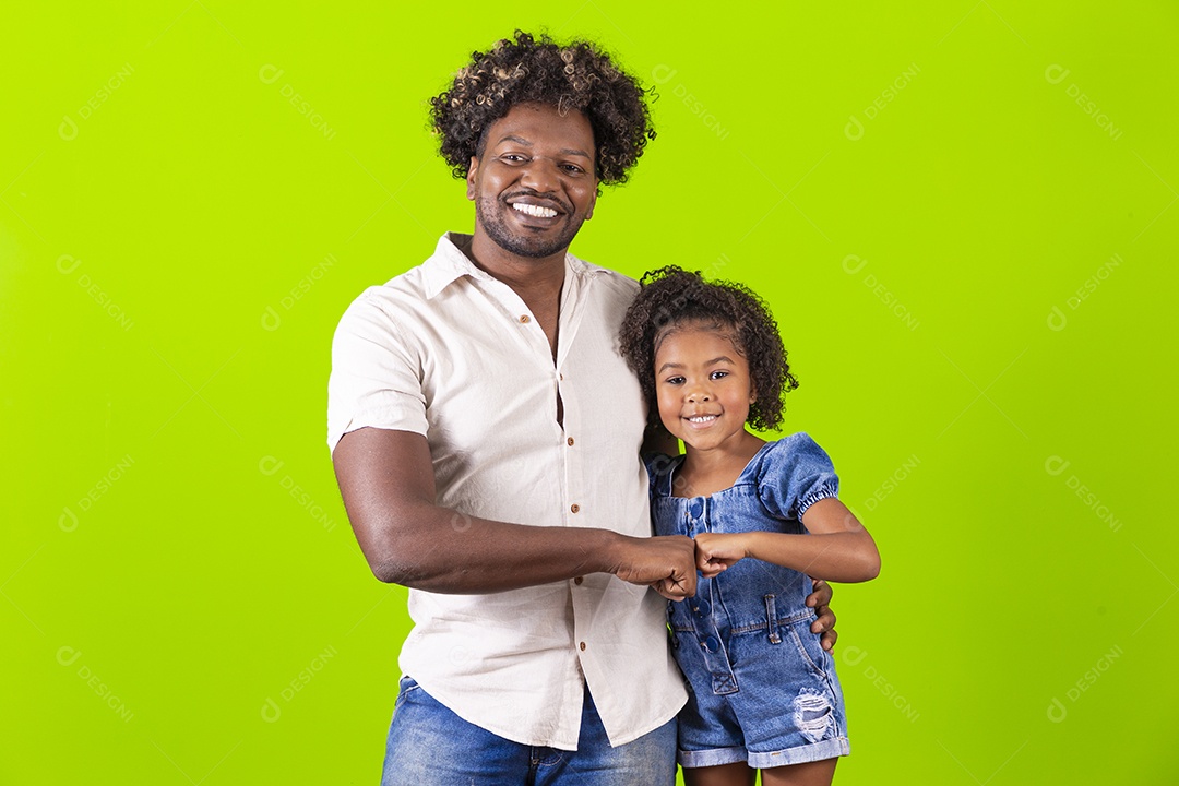 Pai e filha felizes em fundo verde