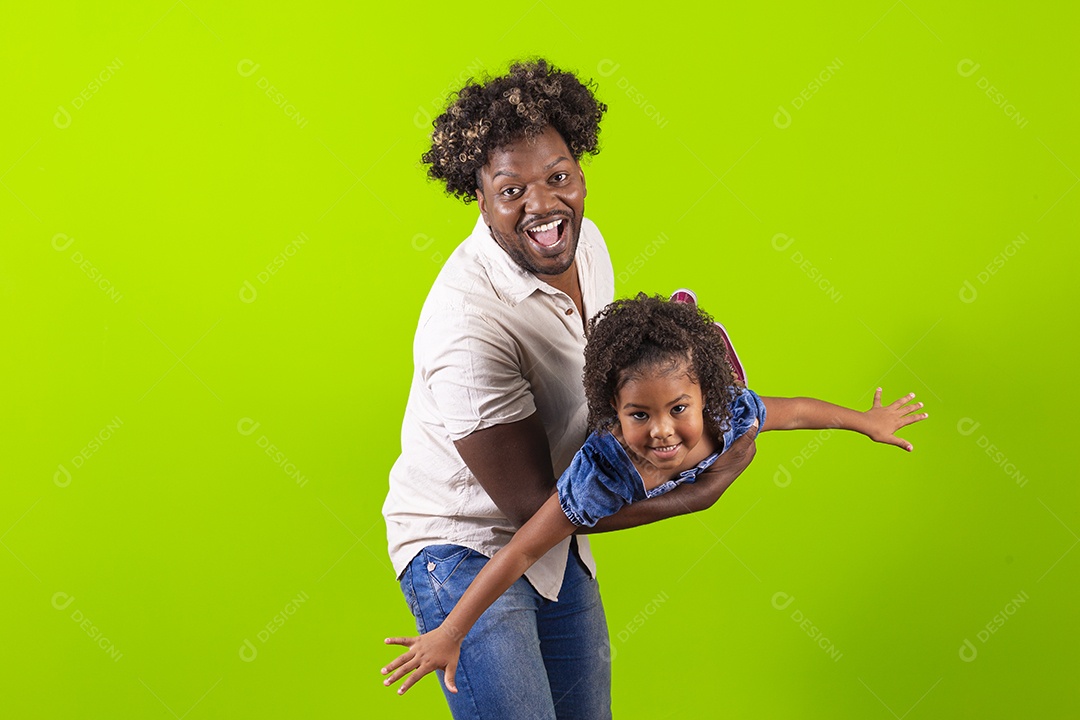 Pai e filha felizes em fundo verde