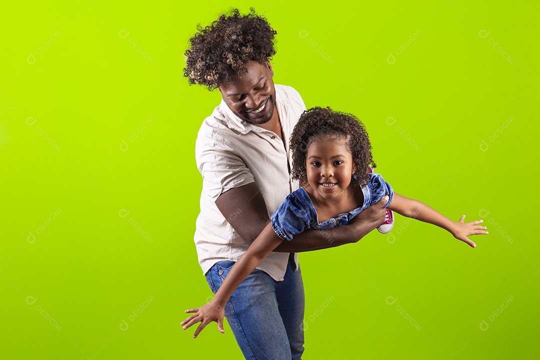 Pai e filha felizes em fundo verde