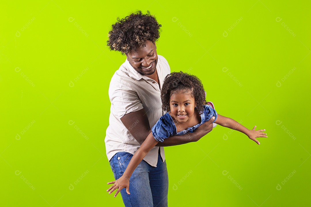 Pai e filha felizes em fundo verde