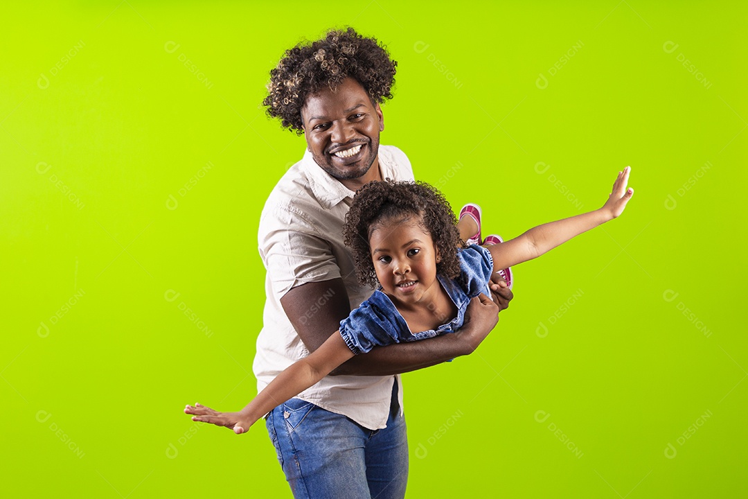 Pai e filha felizes em fundo verde