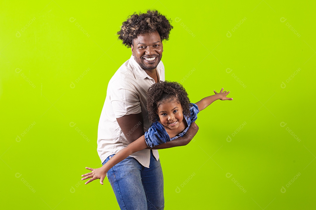 Pai e filha felizes em fundo verde