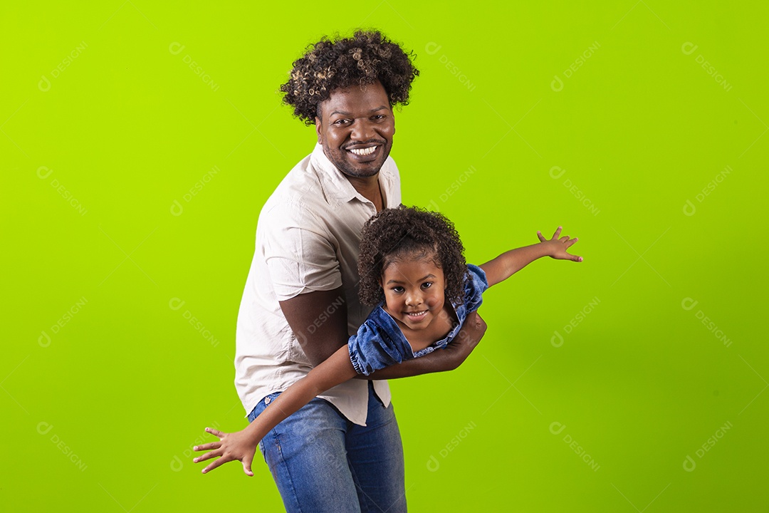 Pai e filha felizes em fundo verde