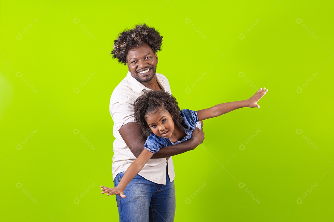 Pai e filha felizes em fundo verde