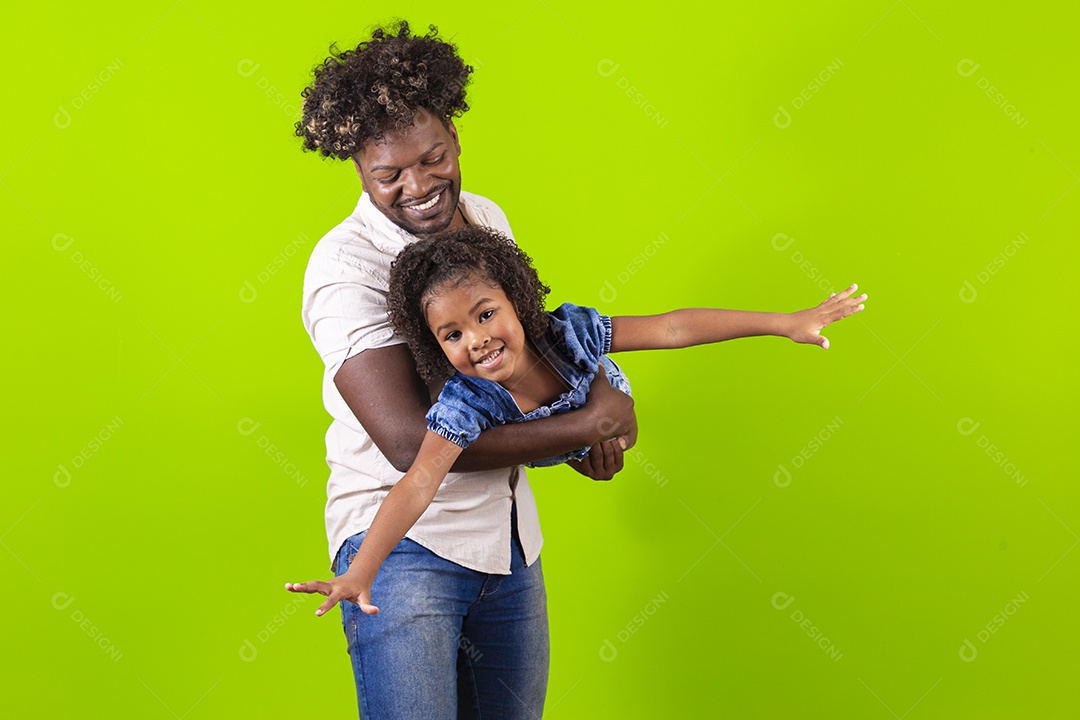Pai e filha felizes em fundo verde