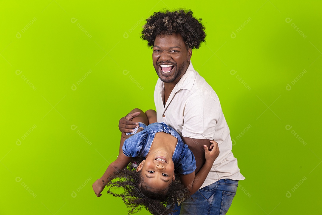 Pai e filha felizes em fundo verde