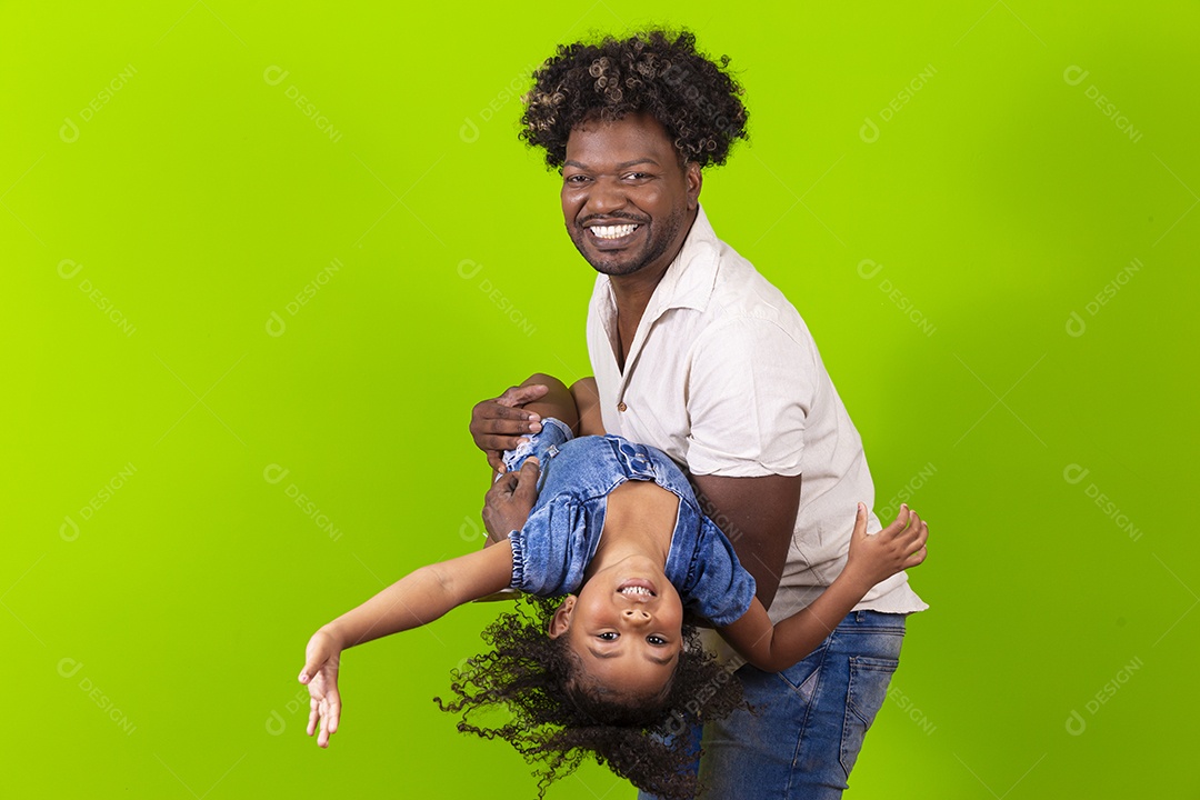 Pai e filha felizes em fundo verde