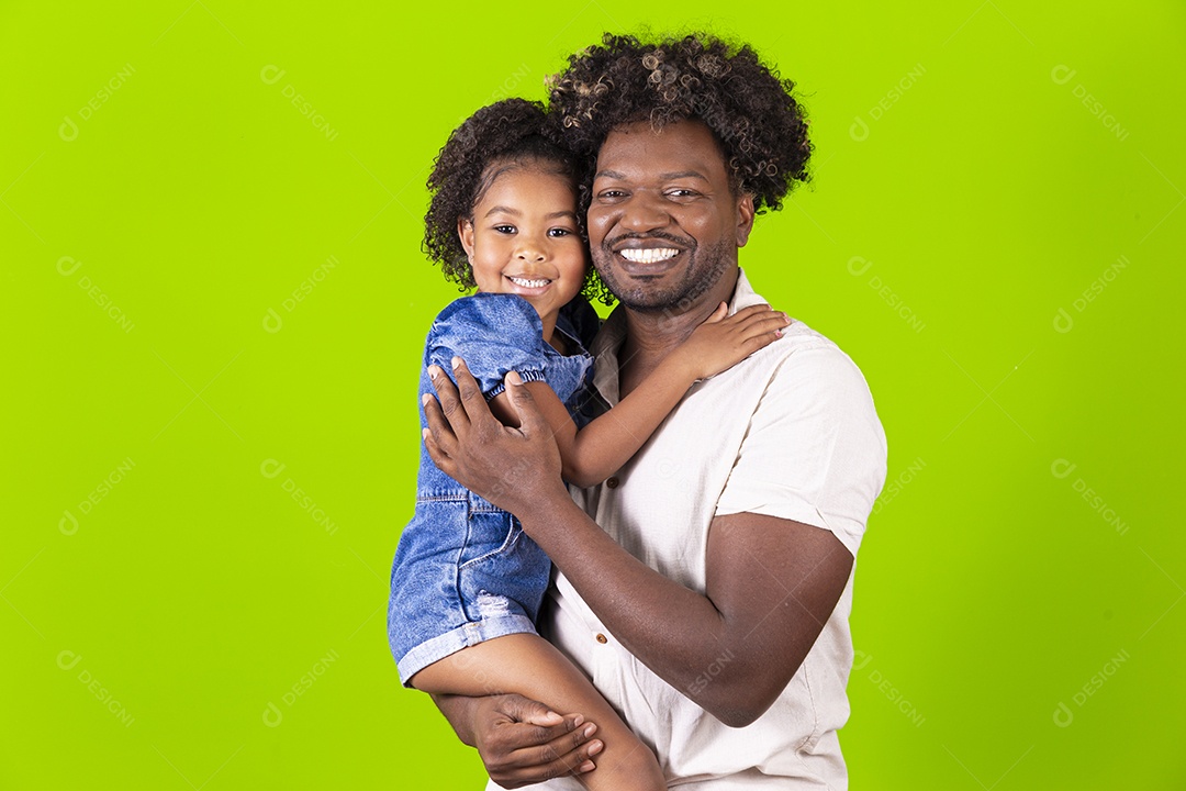 Pai e filha sorridentes em fundo verde