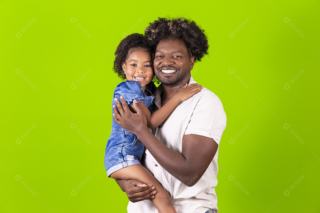 Pai e filha sorridentes em fundo verde