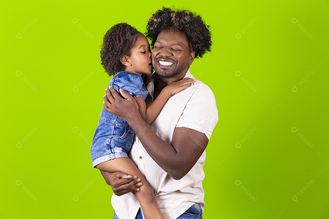 Pai e filha sorridentes em fundo verde