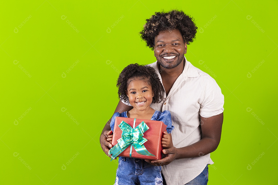 Pai e filha sorridentes em fundo verde