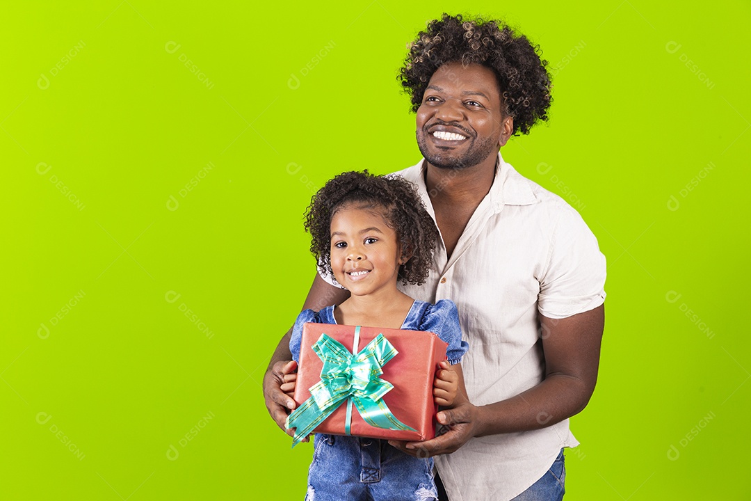 Pai e filha sorridentes em fundo verde