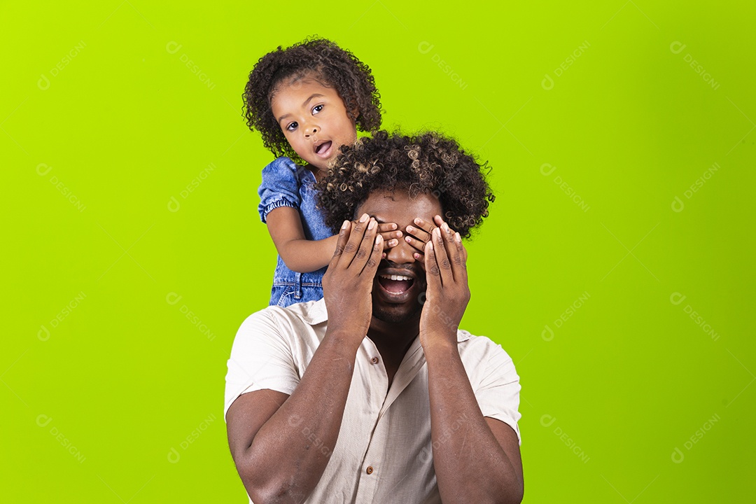 Pai e filha sorridentes em fundo verde